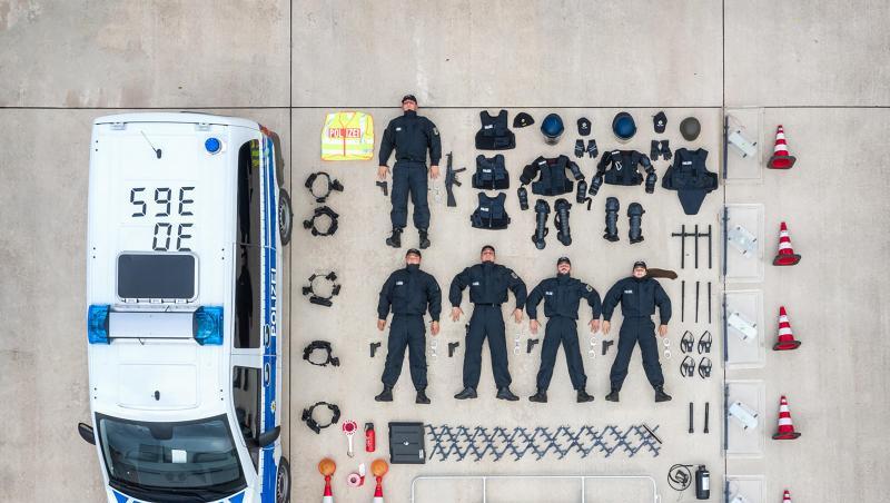 Das von der Bundespolizei zu Verfügung gestellt Foto zeigt Polizisten der Bundespolizei Duderstadt und ihre Ausrüstungsgegenstände neben einem Polizeifahrzeug. Unter dem Hashtag #TetrisChallenge finden sich in den sozialen Medien viele Bilder, die das ausgeräumte Innenleben von Fahrzeugen jeglicher Art zeigen. Das von der Bundespolizei zu Verfügung gestellt Foto zeigt Polizisten der Bundespolizei Duderstadt und ihre Ausrüstungsgegenstände neben einem Polizeifahrzeug. Unter dem Hashtag #TetrisChallenge finden sich in den sozialen Medien viele Bilder, die das ausgeräumte Innenleben von Fahrzeugen jeglicher Art zeigen.