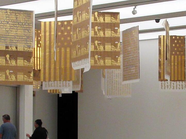 Die Installation "Massive Black Hole in the Dark Heart of our Milky Way" des Star- und Skandalkünstlers Danh Vo in der Eröffnungsausstellung "Distance intime" im Hôtel des Collections.