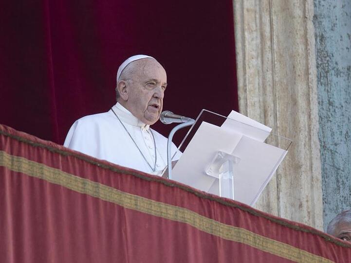 Papst Franziskus liest vom Hauptbalkon des Petersdoms seine Weihnachtsbotschaft vor, bevor er den traditionellen Segen "Urbi et Orbi" (Der Stadt und dem Erdkreis) spendet.