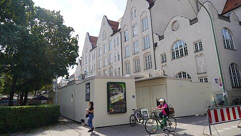 Von außen nicht sehr einladend: Die Interims-Containerstandl am Elisabethmarkt. Links dahinter ist die leer stehende Grünfläche mit Hecke zu sehen, die die Marktleute gern öffnen würden.