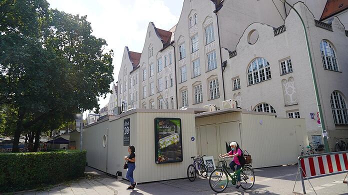 Von außen nicht sehr einladend: Die Interims-Containerstandl am Elisabethmarkt. Links dahinter ist die leer stehende Grünfläche mit Hecke zu sehen, die die Marktleute gern öffnen würden.