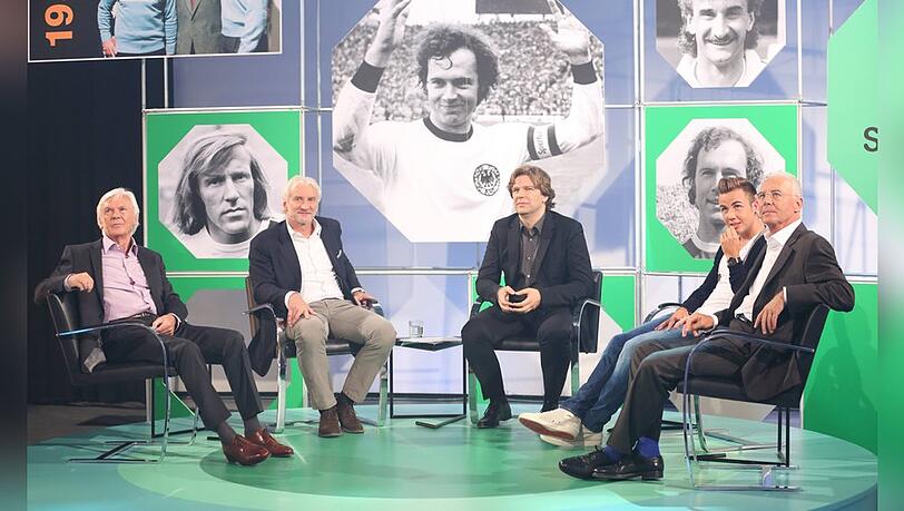 "das aktuelle Sportstudio" (v.r.): Franz Beckerbauer, Mario Götze, Michael Steinbrecher, Rudi Völler und Günter Netzer - auf dem Screen dahinter: Franz Beckenbauer, Rudi Völler, Günter Netzer.