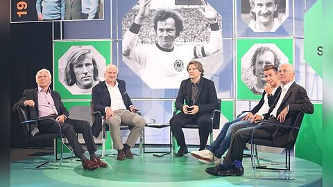 "das aktuelle Sportstudio" (v.r.): Franz Beckerbauer, Mario Götze, Michael Steinbrecher, Rudi Völler und Günter Netzer - auf dem Screen dahinter: Franz Beckenbauer, Rudi Völler, Günter Netzer.