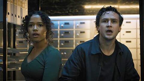 "Escape Room 2 - No Way Out": Zoey Davis (Taylor Russell) und Ben Miller (Logan Miller) kämpfen um ihr Leben.
