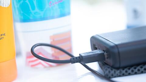 Immer mehr Fluglinien überprüfen ihre Richtlinien für den Transport von Lithium-Batterien. (Symbolbild)