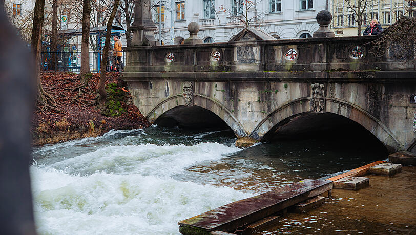 Seit der Bachauskehr sind fast fünf Wochen vergangen. Noch immer ist die Surferwelle kaputt. Zu sehen ist nur unsurfbares Weißwasser. Seit der Bachauskehr sind fast fünf Wochen vergangen. Noch immer ist die Surferwelle kaputt. Zu sehen ist nur unsurfbares Weißwasser.