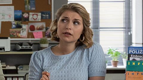 Bei den "Rosenheim-Cops" wird Sarah Thonig nicht mehr lange am Empfang sitzen.