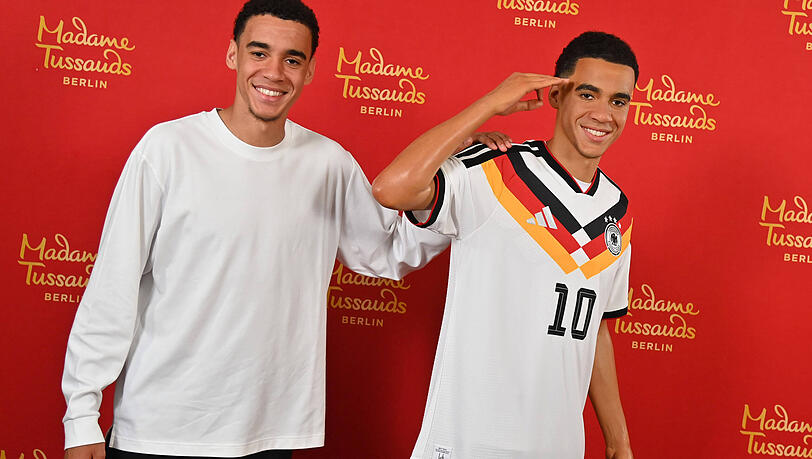 Sie sehen sich zum Verwechseln &auml;hnlich: Jamal Musiala (l.) und seine Wachsfigur von Madame Tussauds.