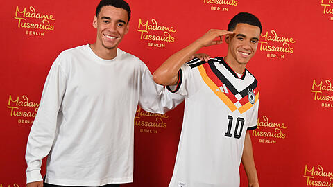 Sie sehen sich zum Verwechseln &auml;hnlich: Jamal Musiala (l.) und seine Wachsfigur von Madame Tussauds.