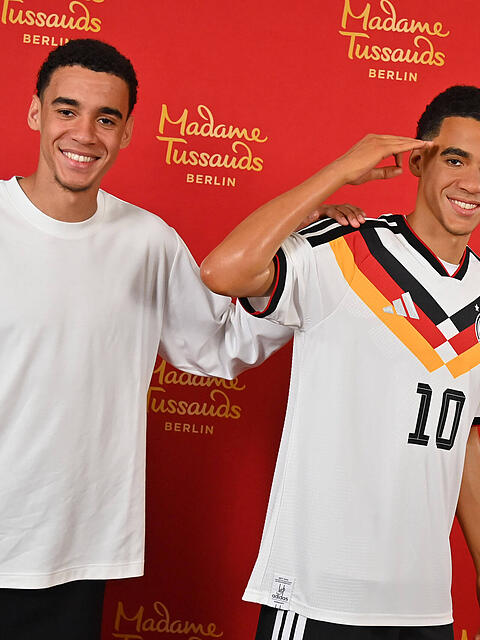 Sie sehen sich zum Verwechseln &auml;hnlich: Jamal Musiala (l.) und seine Wachsfigur von Madame Tussauds.