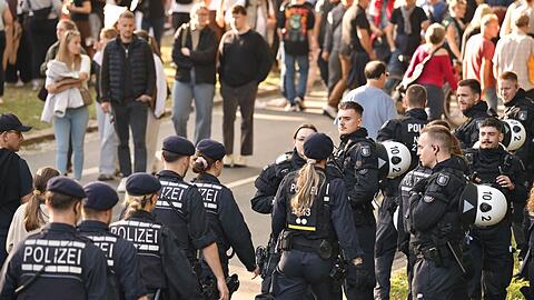 Zahlreiche Einsatzkr&auml;fte der Polizei sind in Bremen unterwegs.