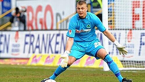 Die Bank im Fürther Kasten: Aber Alex Walke, Leihgabe von RB Salzburg, verteilt die Lorbeeren an die gesamte Mannschaft. Die Bank im Fürther Kasten: Aber Alex Walke, Leihgabe von RB Salzburg, verteilt die Lorbeeren an die gesamte Mannschaft.