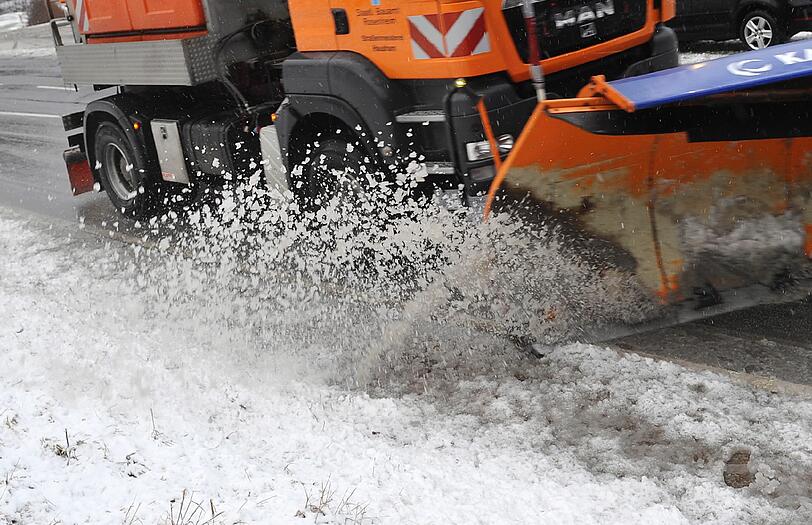 Wintersportfreunde können sich freuen: In einigen Regionen Bayerns hat sich am Montag endlich der Winter blicken lassen - auch in anderen Teilen Deutschlands fiel Schnee.
