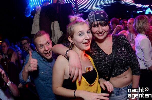 "Hyper, Hyper." Im 8Below gibt es eine trashige 90-ties Party. Noch mehr Fotos gibt es hier www.nachtagenten.de.