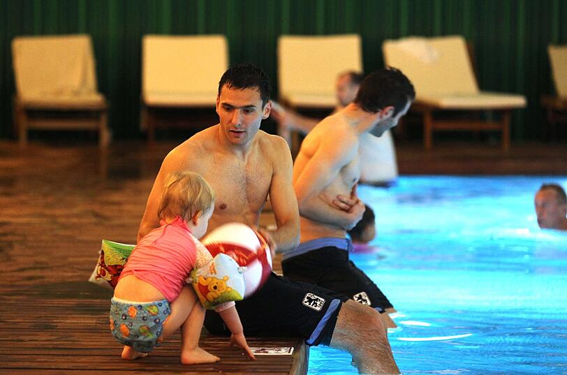 Pool-Bekanntschaft: zwei Löwen und ein kleiner Frosch.