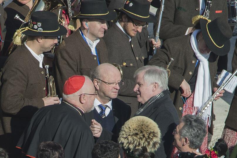 Der Erzbischof von München und Freising, Reinhard Marx, und der bayerische Ministerpräsident, Horst Seehofer, unterhalten sich im Vatikan