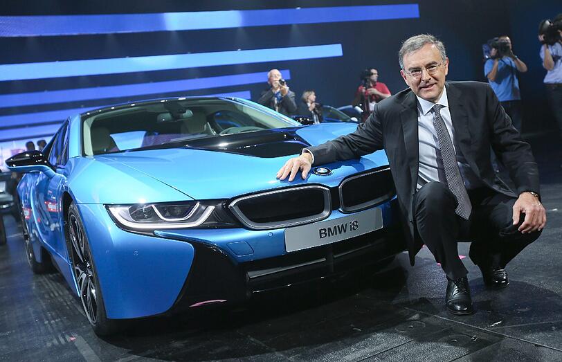Hier präsentiert Norbert Reithofer einen BMW i8.