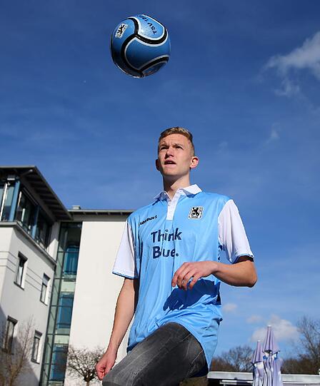 Hier wird Jannik Bandowski am Trainingsgelände des TSV 1860 vorgestellt.