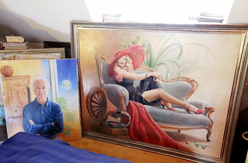 Marlene Dietrich hat Prinz im Auftrag vor über 30 Jahren gemalt. Er kaufte das Bild später zurück. Links &ndash; unverkennbar &ndash; Franz Beckenbauer.