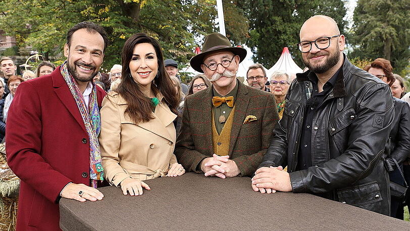 Judith Williams und ihr Mann Alexander-Klaus Stecher (li.) treffen in "Bares für Rares" auf Horst Lichter (2.v.r.) Judith Williams und ihr Mann Alexander-Klaus Stecher (li.) treffen in "Bares für Rares" auf Horst Lichter (2.v.r.)