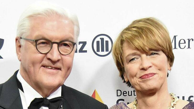 Bundespräsident Frank-Walter Steinmeier mit Ehefrau Elke Büdenbender bei einem Auftritt in Wiesbaden Bundespräsident Frank-Walter Steinmeier mit Ehefrau Elke Büdenbender bei einem Auftritt in Wiesbaden