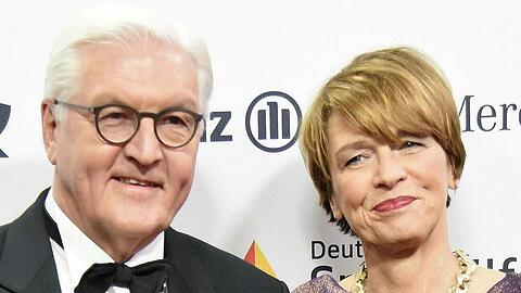 Bundespräsident Frank-Walter Steinmeier mit Ehefrau Elke Büdenbender bei einem Auftritt in Wiesbaden