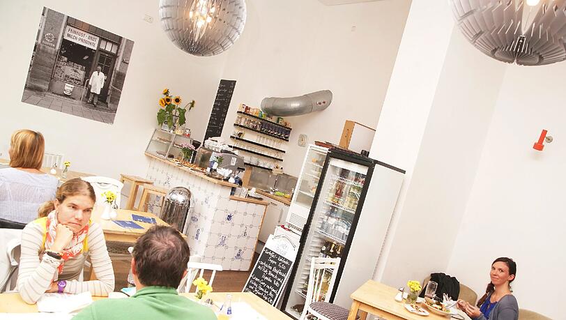 Kerstin Lohners Penetranz hat sich gelohnt: Im früheren Stadtviertelladen gibt es heute ein charmantes Kaffeehaus. Kerstin Lohners Penetranz hat sich gelohnt: Im früheren Stadtviertelladen gibt es heute ein charmantes Kaffeehaus.