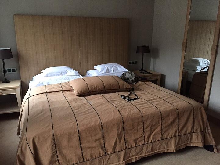 Ein Zimmer im Fünf-Sterne-Hotel Bayerischer Hof in München.