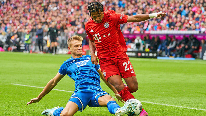 Serge Gnabry (re.) im Zweikampf mit Hoffenheims Stefan Posch (li.).