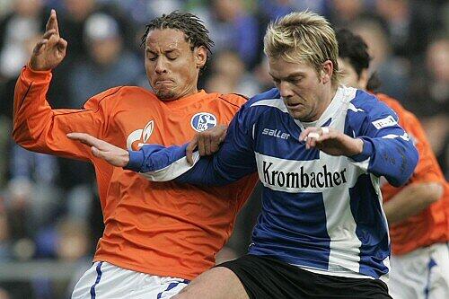 Bielefelds Thorben Marx (r.) mit Jermaine Jones