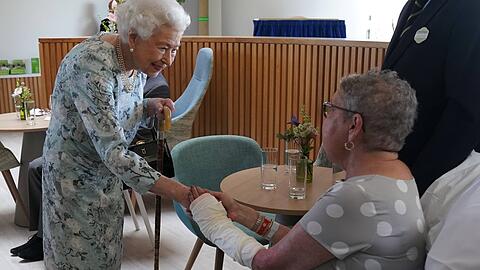 Queen Elizabeth II. hat am Freitag ein Hospiz-Zentrum eröffnet.
