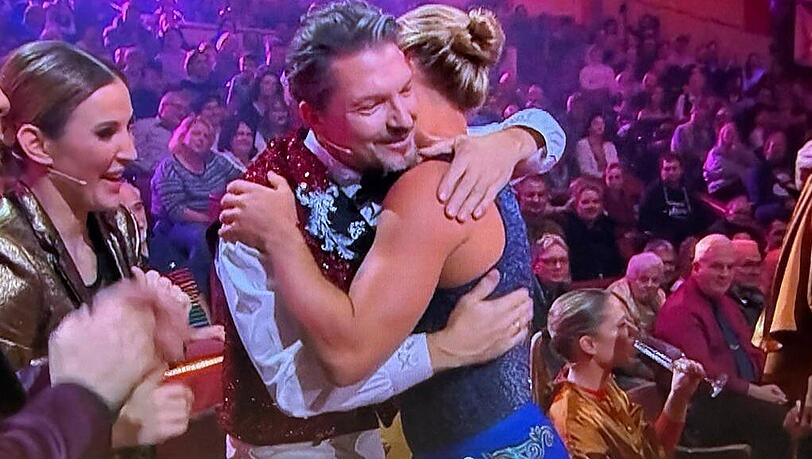 Während die Promis Rúrik Gíslason nach seinem Auftritt gratulieren, nimmt Cheyenne Pahde (unten rechts) lieber einen Schluck aus dem Sektglas. Während die Promis Rúrik Gíslason nach seinem Auftritt gratulieren, nimmt Cheyenne Pahde (unten rechts) lieber einen Schluck aus dem Sektglas.