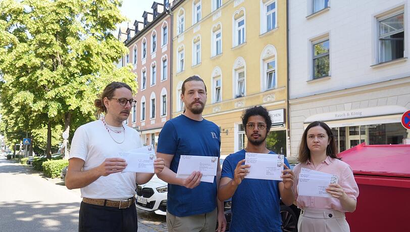 Marvin Lüben (v. l.), Marcel Büssing, Joshua Sornes und Elisabeth Gschwandtner wohnen in günstigen WG-Zimmern in dem gelben Haus. Wird es luxussaniert wie geplant, müssen sie alle raus. Per Brief bitten sie nun die Rathaus-Politiker um Hilfe. Marvin Lüben (v. l.), Marcel Büssing, Joshua Sornes und Elisabeth Gschwandtner wohnen in günstigen WG-Zimmern in dem gelben Haus. Wird es luxussaniert wie geplant, müssen sie alle raus. Per Brief bitten sie nun die Rathaus-Politiker um Hilfe.