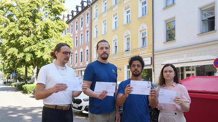 Marvin Lüben (v. l.), Marcel Büssing, Joshua Sornes und Elisabeth Gschwandtner wohnen in günstigen WG-Zimmern in dem gelben Haus. Wird es luxussaniert wie geplant, müssen sie alle raus. Per Brief bitten sie nun die Rathaus-Politiker um Hilfe.