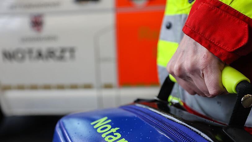 Ein Notarzt versorgte den Mann. (Symbolbild) Ein Notarzt versorgte den Mann. (Symbolbild)