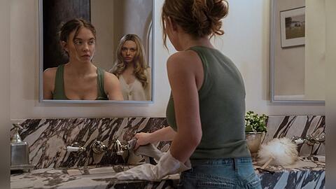 Sydney Sweeney spielt in "The Housemaid - Wenn sie w&uuml;sste" die junge Haush&auml;lterin von Nina (Amanda Seyfried).