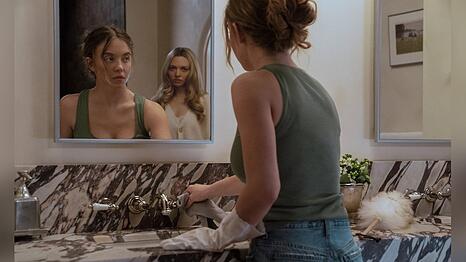 Sydney Sweeney spielt in "The Housemaid - Wenn sie w&uuml;sste" die junge Haush&auml;lterin von Nina (Amanda Seyfried).
