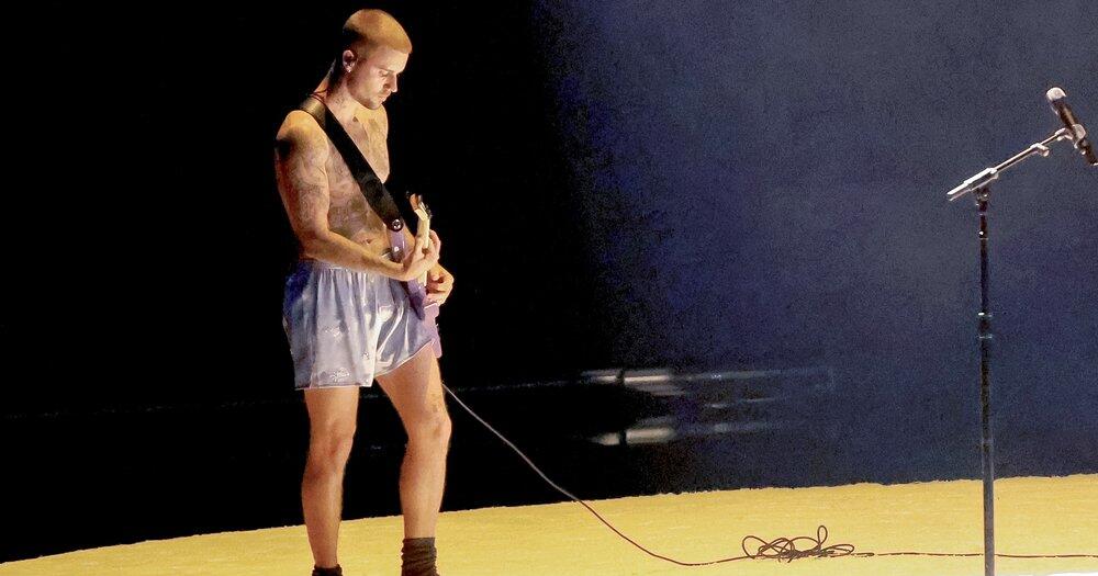 Grammy-Auftritt-Justin-Bieber-tr-gt-nur-Boxershorts-und-Socken