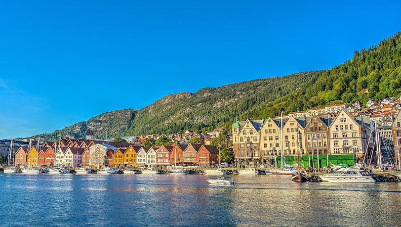 W&auml;hrend M&uuml;nchen &ndash; und erst recht der S&uuml;den Europas &ndash; unter der Hitze st&ouml;hnen, l&auml;sst es sich hier im August sehr gut aushalten: ein Bild von Bergen in Norwegen.