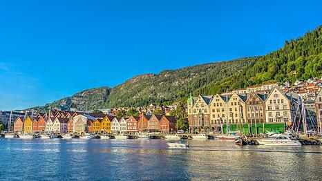 W&auml;hrend M&uuml;nchen &ndash; und erst recht der S&uuml;den Europas &ndash; unter der Hitze st&ouml;hnen, l&auml;sst es sich hier im August sehr gut aushalten: ein Bild von Bergen in Norwegen.