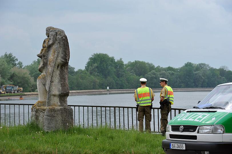Hier zieht die Polizei das Wohnmobil des vermissten Ehepaares aus der Donau.