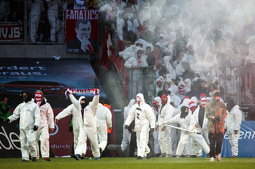 Borussia Mönchengladbach - 1. FC Köln am 14.02.2015 im Borussia-Park in Mönchengladbach: Kölner Fans laufen nach dem Spiel auf den Platz.