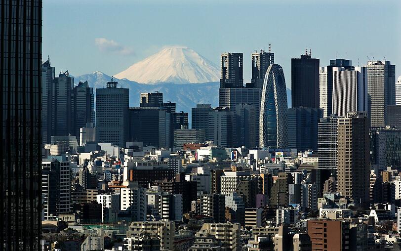Tolle Aufnahme aus Japan. Der Mount Fuji zeichnet sich hinter der Skyline von Tokyo ab.