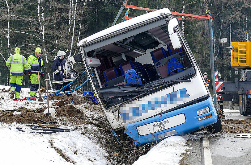 Ein beschädigter Schulbus steht am 04. März 2016 nahe Wiesenfelden (Bayern) im Straßengraben. Nach einem Unfall mit dem Bus sind 27 Kinder und der Busfahrer ins Krankenhaus gebracht worden.