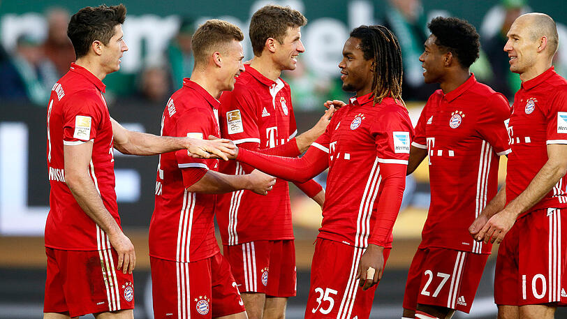 Renato Sanches (Dritter von rechts) kam beim 6:0 in Wolfsburg 15 Minuten zum Einsatz, wurde für Thiago eingewechselt.