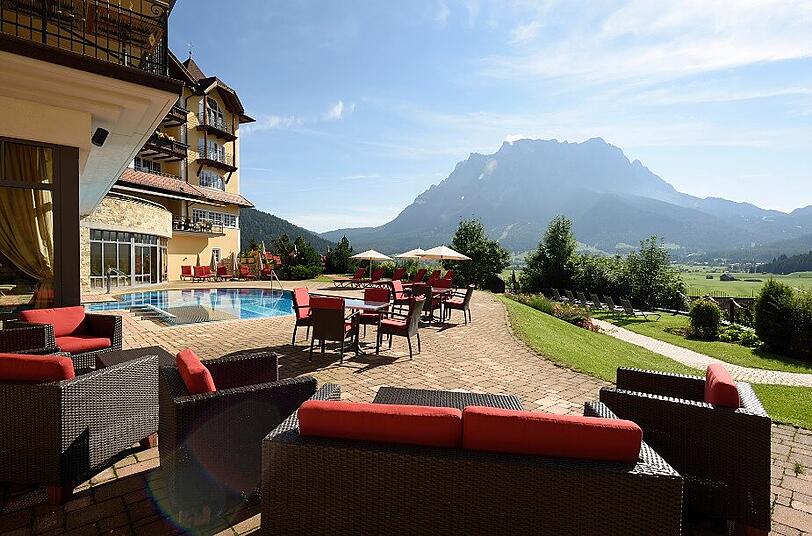 Die Terrasse mit Pool.