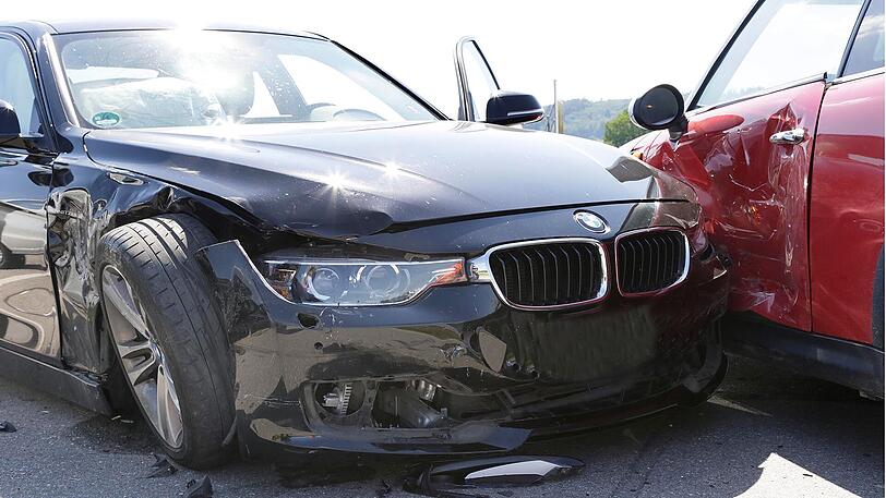 Zwei Personen wurden leicht verletzt, drei Fahrzeuge beschädigt: Die Bilder vom Unfallort.
