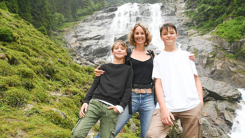 Lara Joy Körner mit ihren Söhnen Neo (9) und Remo (13) beim Wandern