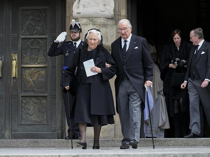 Königin Paola von Belgien und König Albert II. von Belgien verlassen die Kathedrale Notre-Dame nach der Trauerfeier für Altgroßherzog Jean von Luxemburg.