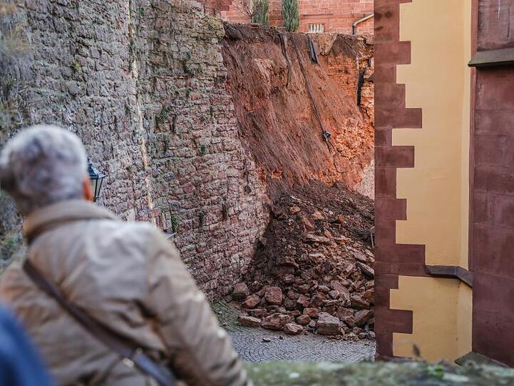 Ein Teil einer historischen Mauer ist in der Wertheimer Altstadt eingestürzt. Foto: Christoph Schmidt/dpa